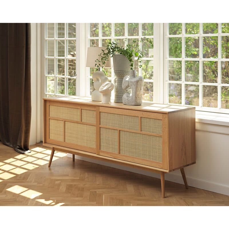 Trendstore Uppsala Sideboard aus furnierter Eiche (natur) mit Rattangeflecht - Wohnbeispiel
