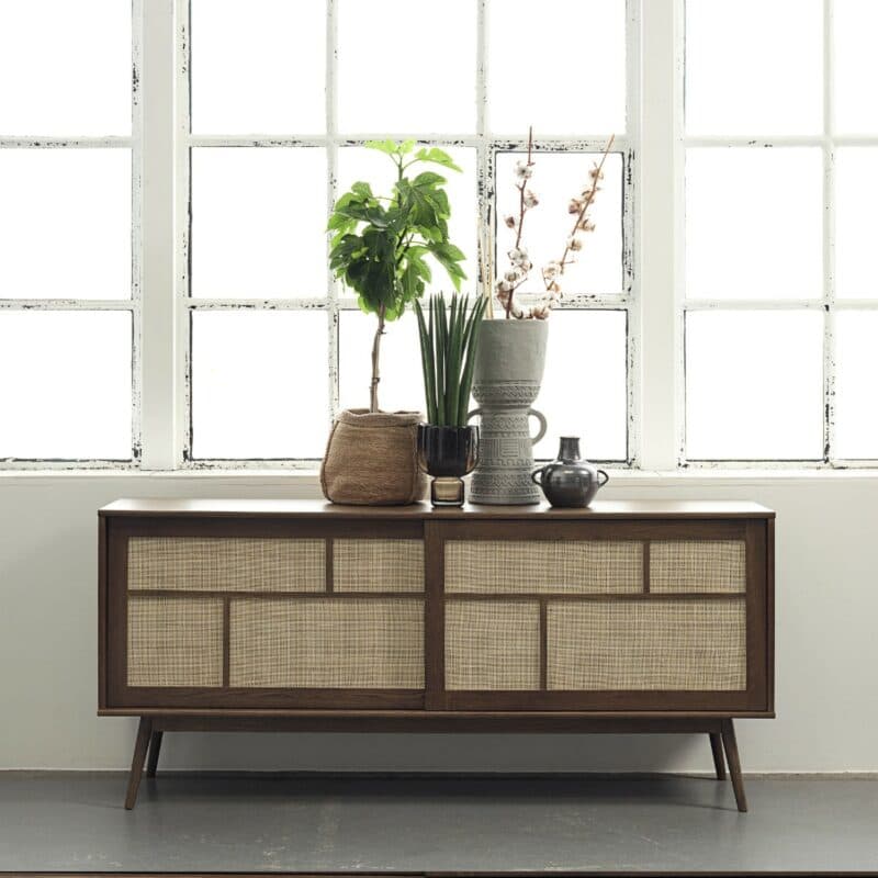 Trendstore Uppsala Sideboard aus furnierter Eiche (smoked) mit Rattangeflecht - Wohnbeispiel