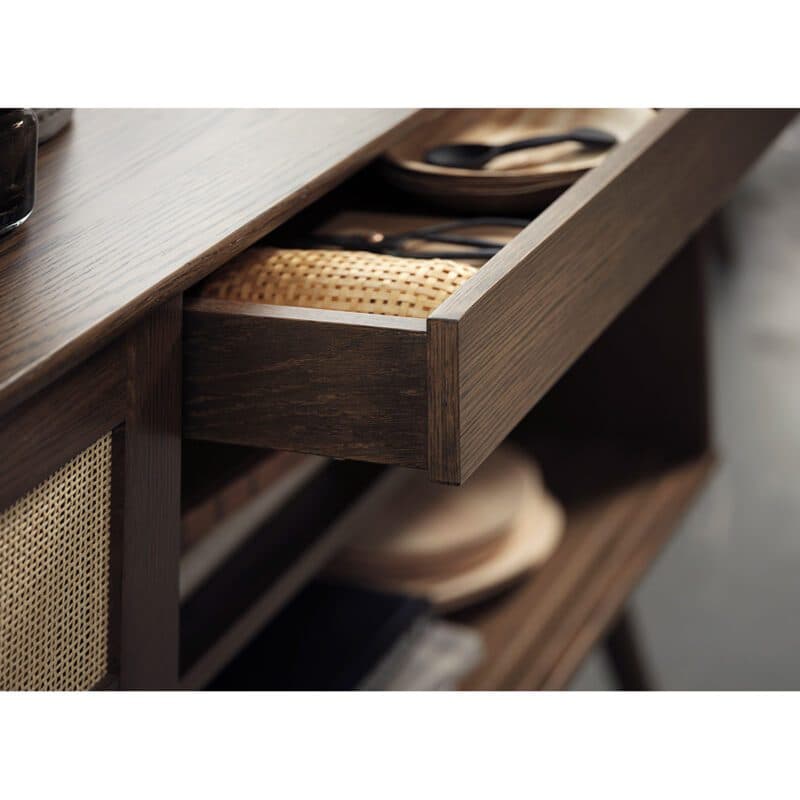 Trendstore Uppsala Sideboard aus furnierter Eiche (smoked) mit Rattangeflecht - Detail