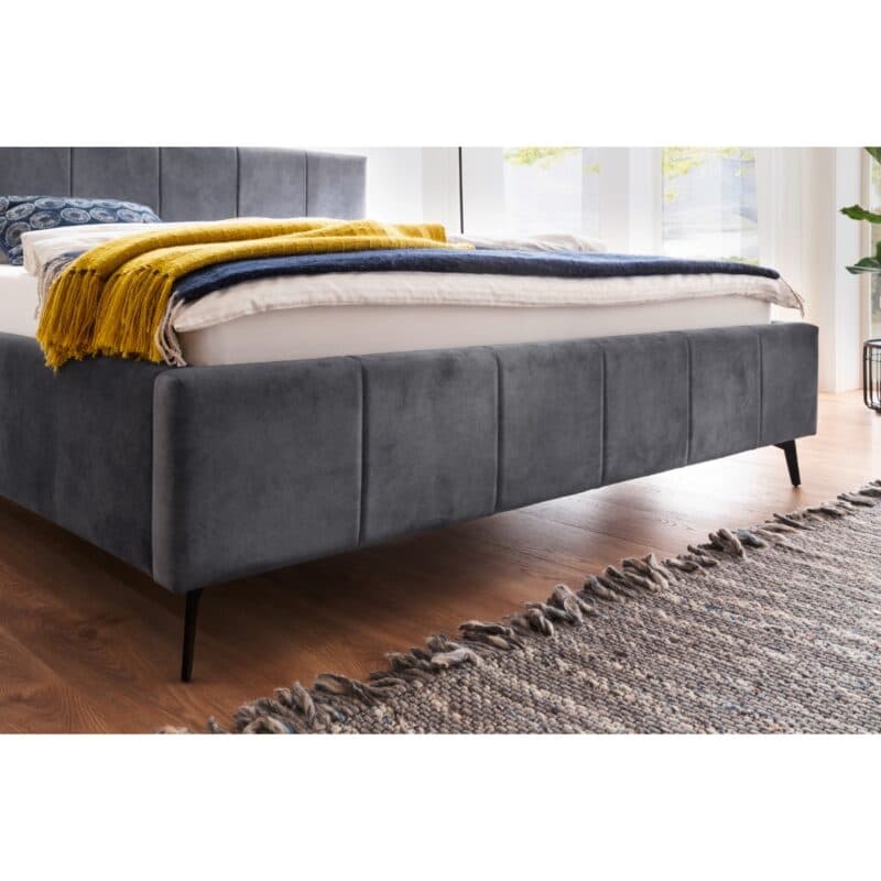 Meise Lizzano Polsterbett in Textilbezug Cloud Anthrazit inkl. Bettkasten und Lattenrost - Wohnbeispiel mit Detailbild Fußteil