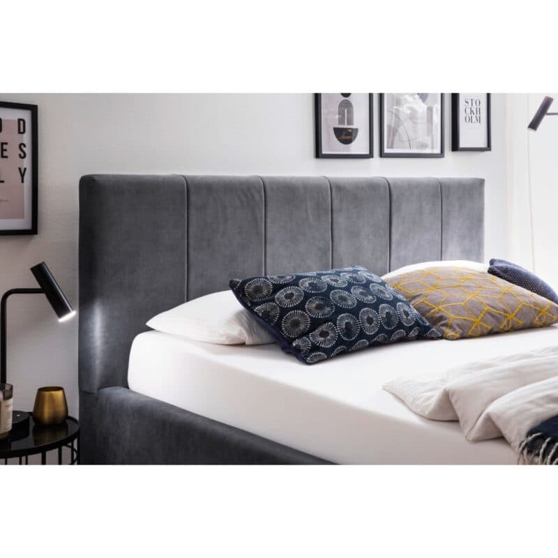 Meise Lizzano Polsterbett in Textilbezug Cloud Anthrazit inkl. Bettkasten und Lattenrost - Wohnbeispiel mit Detailbild Kopfteil