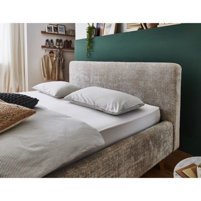 Meise Mattis Polsterbett mit Bouclé Bezug in Beige - Wohnbeispiel Kopfteil