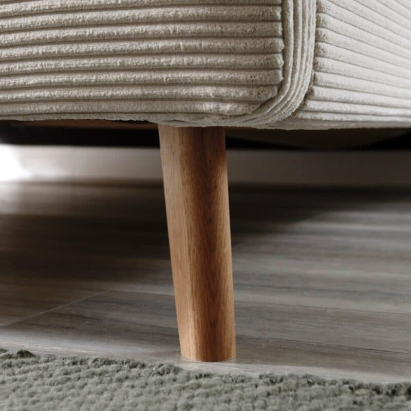 Meise Mattis Polsterbett in Bezug Cord Poso beige und Füßen aus Massivholz eichefarbig.