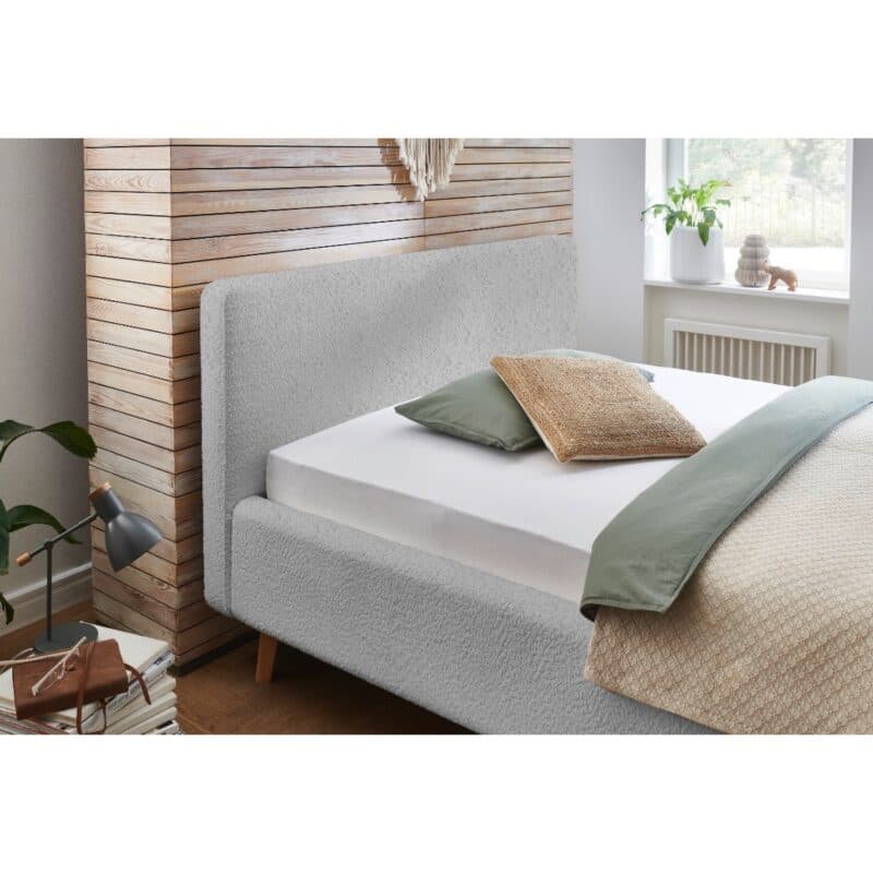 Meise Mattis Polsterbett in Bezug Teddy abriamo grau und Füßen aus Massivholz eichefarbig.