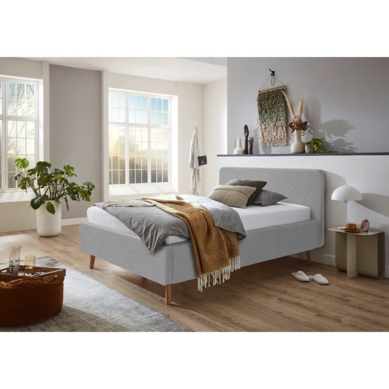 Meise Mattis Polsterbett in Bezug Teddy abriamo grau und Füßen aus Massivholz eichefarbig.