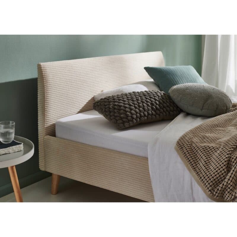 Meise Wicki Polsterbett mit Bezug aus Cord in Beige - Detailansicht Kopfteil als Wohnbeispiel