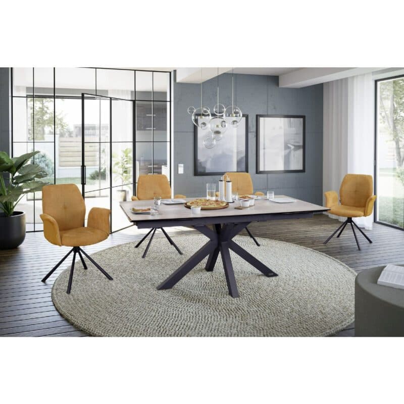 Louming Manoa Armlehnstuhl in Bezug Enjoy/Vienna mustard mit Gestell in Schwarz, Wohnbeispiel.