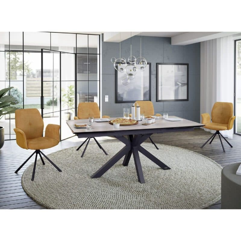 Louming Melania Auszugstisch mit Tischplatte aus Glaskeramik in Holzdekor und Gestell in Schwarz, Wohnbeispiel.