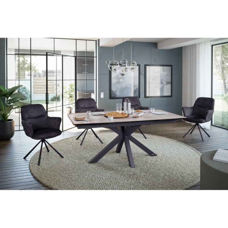 Louming Mirya drehbarer Esszimmerstuhl mit Armlehnen in Schwarz - Wohnbeispiel