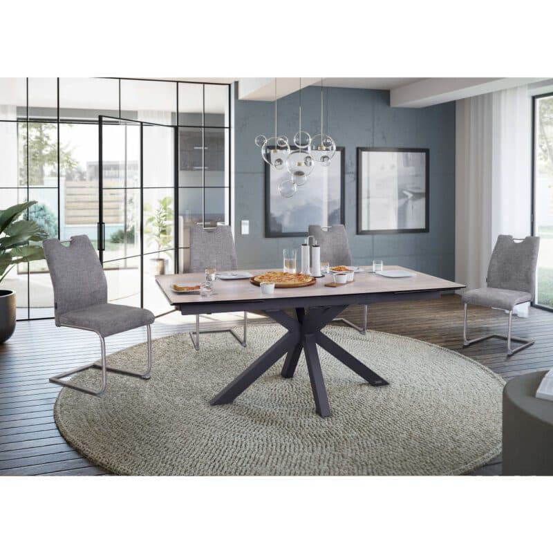 Louming Merve Freischwinger in Bezug Textilgewebe Brego 010 grau mit Gestell in Edelstahl, Wohnbeispiel.