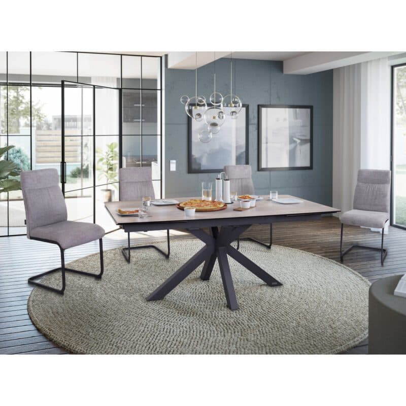 Louming Maida Freischwinger in Bezug Brego silber mit Gestell in Schwarz, Wohnbeispiel.