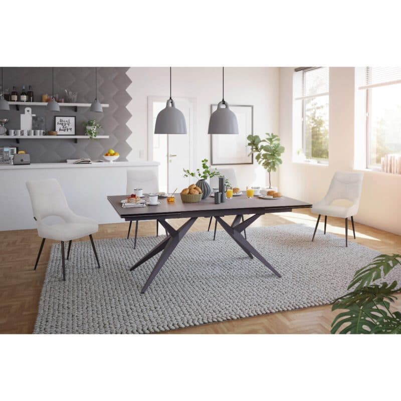 Louming Meave Esszimmerstuhl in Bezug Textilgewebe creme mit 4-Fuß-Gestell in Schwarz, Wohnbeispiel.