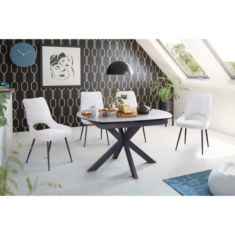 Louming Meave Esszimmerstuhl in Bezug Textilgewebe creme mit 4-Fuß-Gestell in Schwarz, Wohnbeispiel.