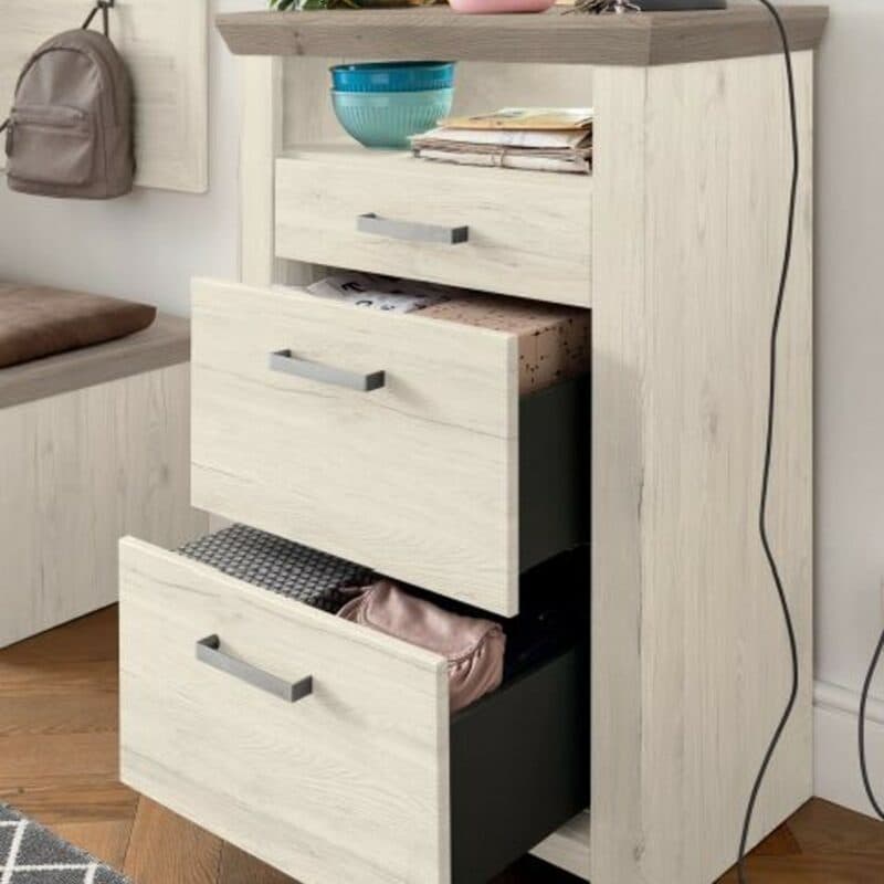 set one by Musterring York-Dielen Garderobenprogramm GA-155 mit Eiche Nelson Nachbildung und Dekor Pino Aurelio - mit Detailansicht Highboard als Wohnbeispiel.