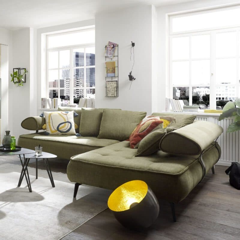 Walentina Ecksofa in Bezug Vogue 10 olive, Ottomane rechts, als Wohnbeispiel.