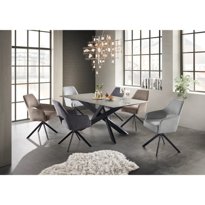 set one by Musterring Baltimore Esstisch mit Platte aus Glaskeramik Anista rau, grau und Kreuzfuß aus Stahl in matt schwarz pulverbeschichtet - Wohnbeispiel