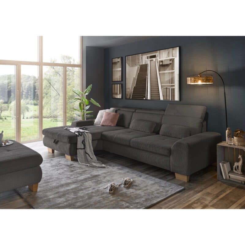 Set One SO 3400 Ecksofa links Cord anthrazit Holzfuß Eiche bianco Milieubild Kopfstütze oben