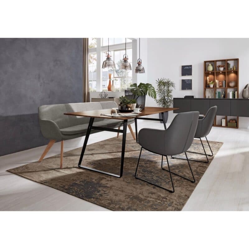 Musterring Tavia Polsterbank Bezug Sneak taupe Stativgestell Wildeiche massiv Milieubild