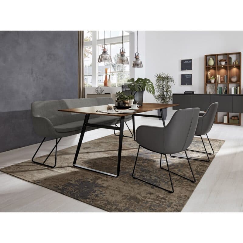 Musterring Tavia Polsterbank Breite 180 cm Bezug Florida grey Schlittengestell Eisen schwarz Milieubild