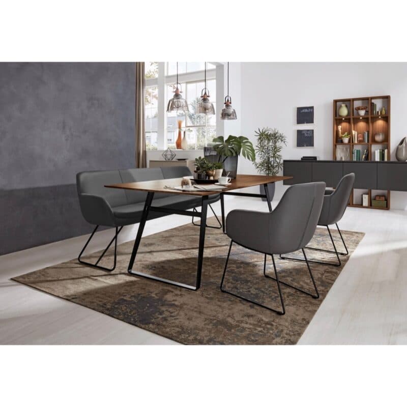 Musterring Tavia Polsterbank Breite 180 cm Leder Florenz dunkelgrau Schlittengestell Eisen schwarz Milieubild