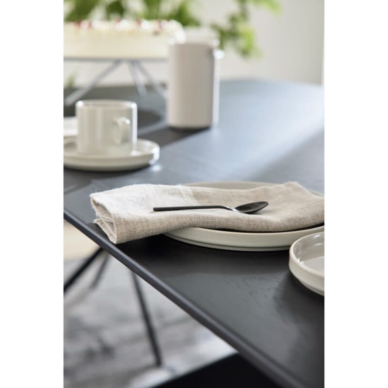 Musterring Tiama Esstisch mit schwarzer, dünner Tischplatte aus Eiche in Detailansicht