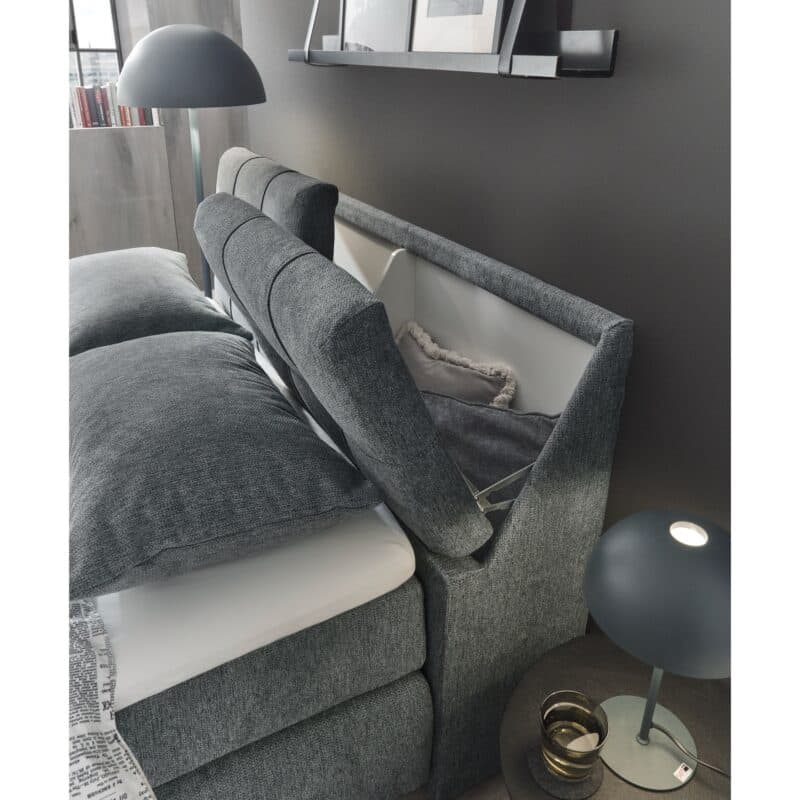 set one by Musterring Fairfield Boxspringbett Glow anthrazit Kopfteil 03 Box B Detailbild Stauraum im Kopfteil