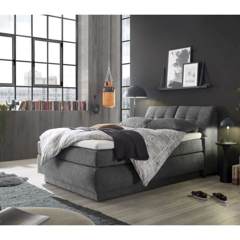 set one by Musterring Fairfield Boxspringbett Glow anthrazit Kopfteil 03 Box B Milieubild mit Kissenset