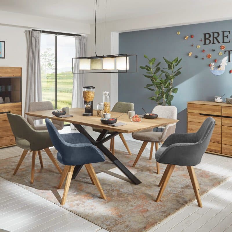 Trendstore Edik Esstisch mit Platte Eiche massiv geölt und Gestell Spyder in schwarz Edelstahloptik, Wohnbeispiel.