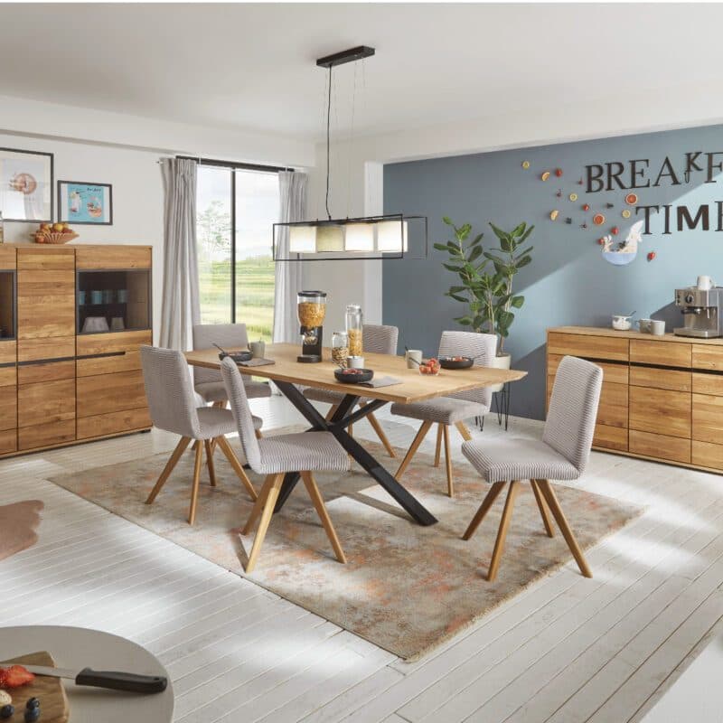 Trendstore Edik Esstisch mit Platte Eiche massiv geölt und Gestell Spyder in schwarz Edelstahloptik, Wohnbeispiel.