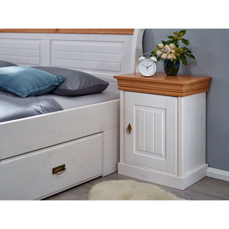 Trendstore Gaius Nachtkommode in Kiefer massiv weiß gewachst und Ablage in Honigfarben, Wohnbeispiel.