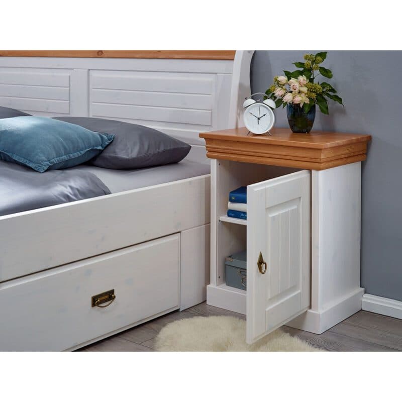 Trendstore Gaius Nachtkommode in Kiefer massiv weiß gewachst und Ablage in Honigfarben, Wohnbeispiel.