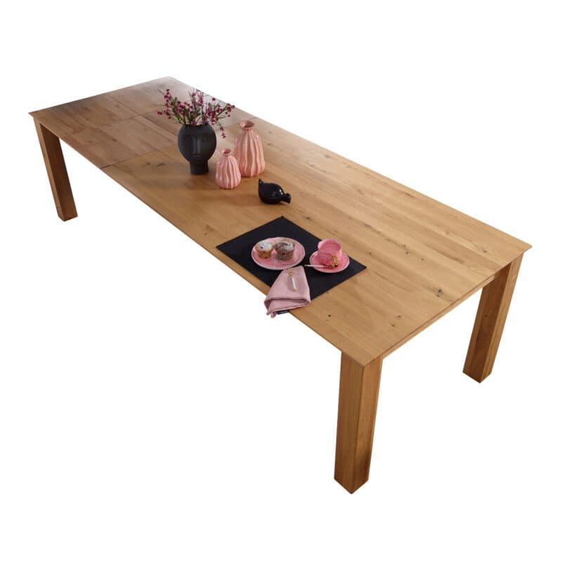 Trendstore Gereon Esstisch aus Wildeiche massiv geölt mit Auszugsfunktion und zwei Einlegeplatten.