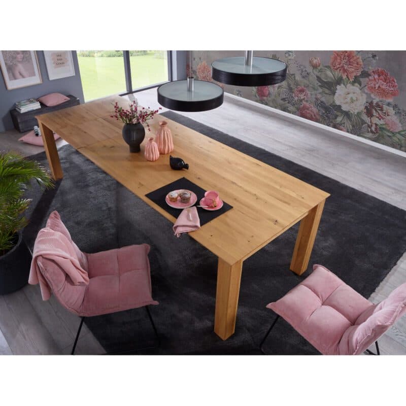 Trendstore Gereon Esstisch aus Wildeiche massiv geölt mit Auszugsfunktion als Wohnbeispiel.