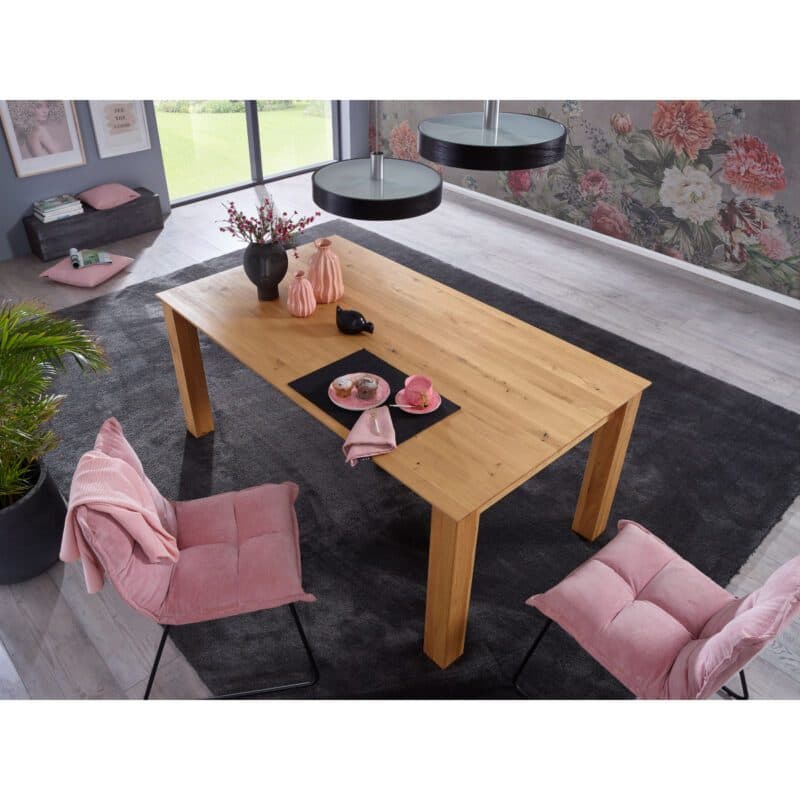 Trendstore Gereon Esstisch aus Wildeiche massiv geölt mit Auszugsfunktion als Wohnbeispiel.