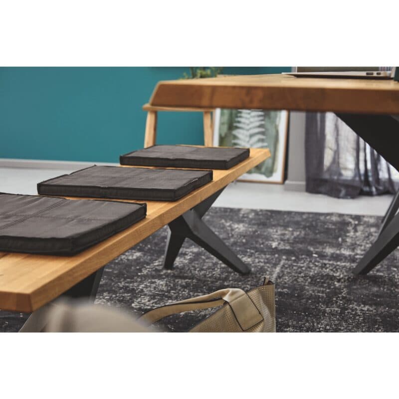 Musterring Tamina Bank in Charakter Eiche massiv mit Gestell Eisen Schwarz, inkl. drei Sitzkissen Bezug Microfaser Aberdeen anthrazit.