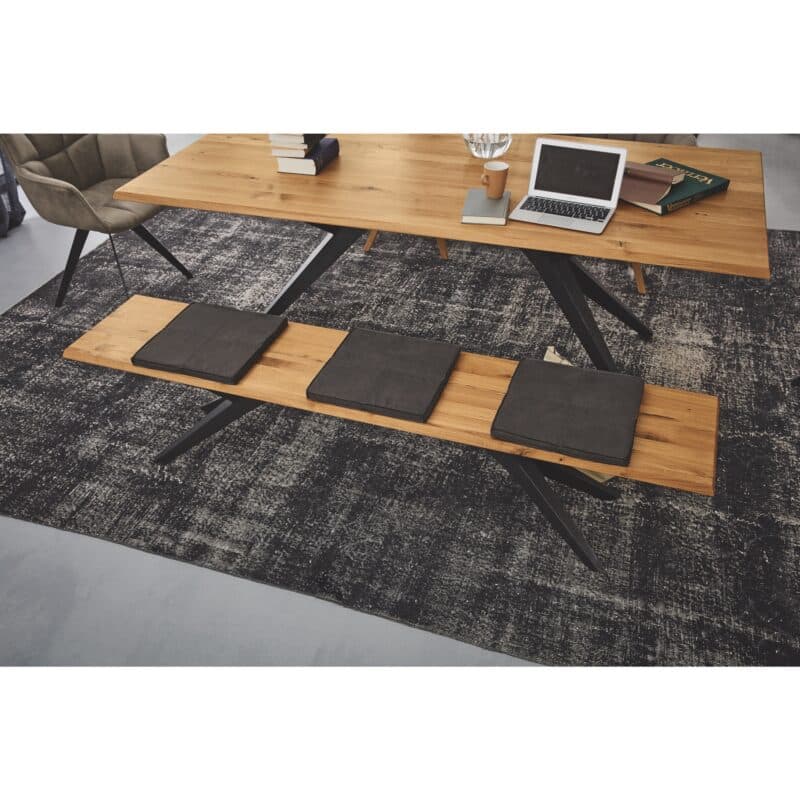 Musterring Tamina Bank in Charakter Eiche massiv mit Gestell Eisen Schwarz, inkl. drei Sitzkissen Bezug Microfaser Aberdeen anthrazit.