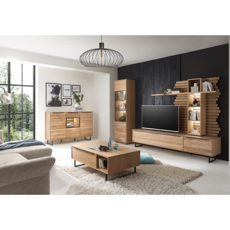 set one by Musterring Jackson Wohnkombination 3-teilig in Eiche teilmassiv inkl. LED-Beleuchtungen, Wohnbeispiel.