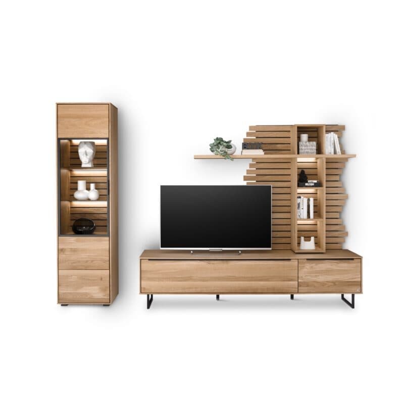 set one by Musterring Jackson Wohnkombination 3-teilig in Eiche teilmassiv mit Paneel versetzt inkl. LED-Beleuchtungen.