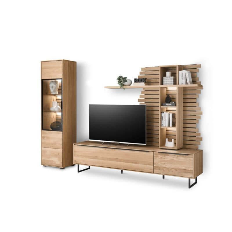 set one by Musterring Jackson Wohnkombination 3-teilig in Eiche teilmassiv mit Paneel versetzt inkl. LED-Beleuchtungen.