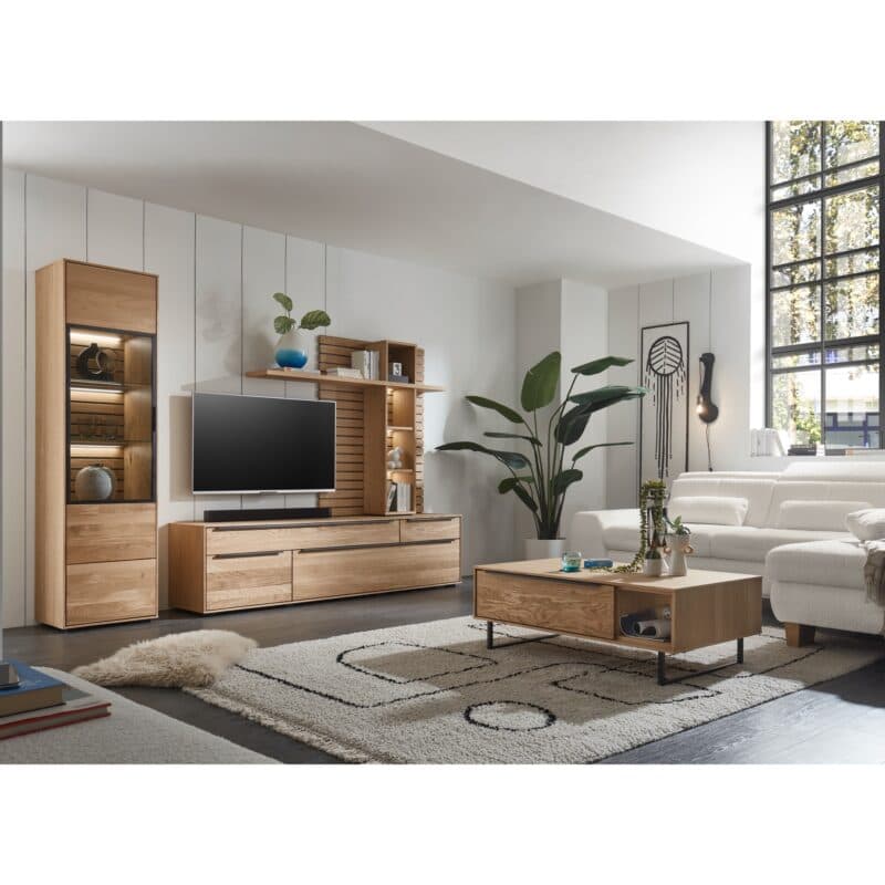 set one by Musterring Jackson Vitrine Eiche teilmassiv inkl. LED-Beleuchtung, Wohnbeispiel.