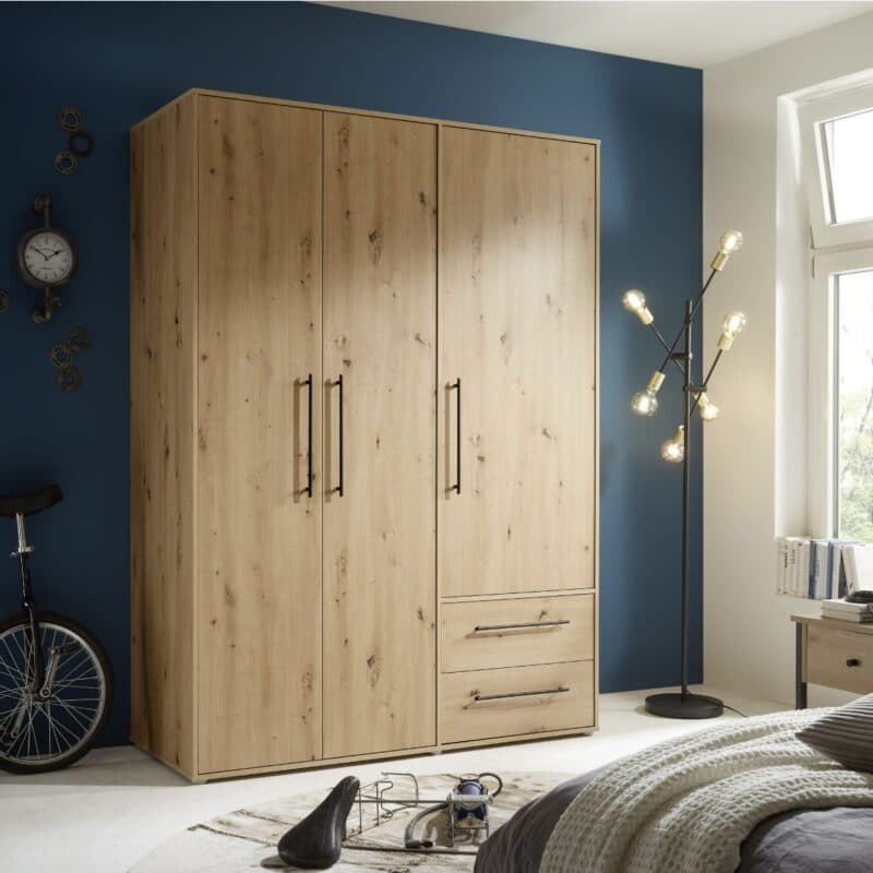 Trendstore Fathie Drehtürenschrank in Artisan Eiche Nachbildung mit drei Türen und zwei Schubkästen, Wohnbeispiel.