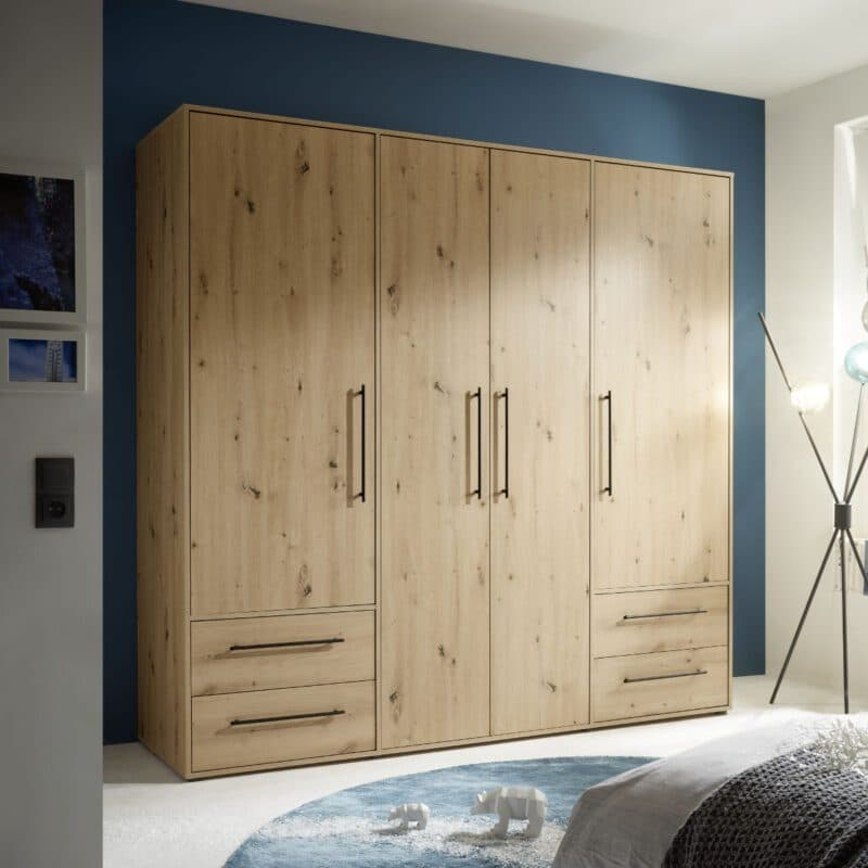 Trendstore Fathie Drehtürenschrank in Artisan Eiche Nachbildung mit vier Türen und vier Schubkästen, Wohnbeispiel.