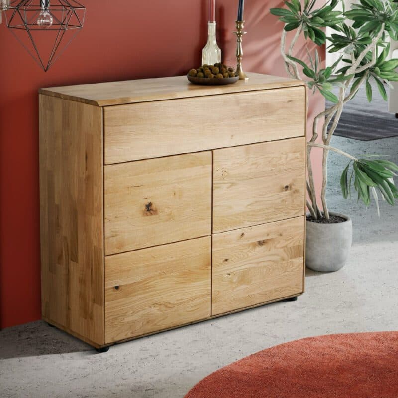 Liadomo Genf Kommode II aus Wildeiche massiv geölt mit 2 Türen und 1 Schubkasten - Wohnbeispiel