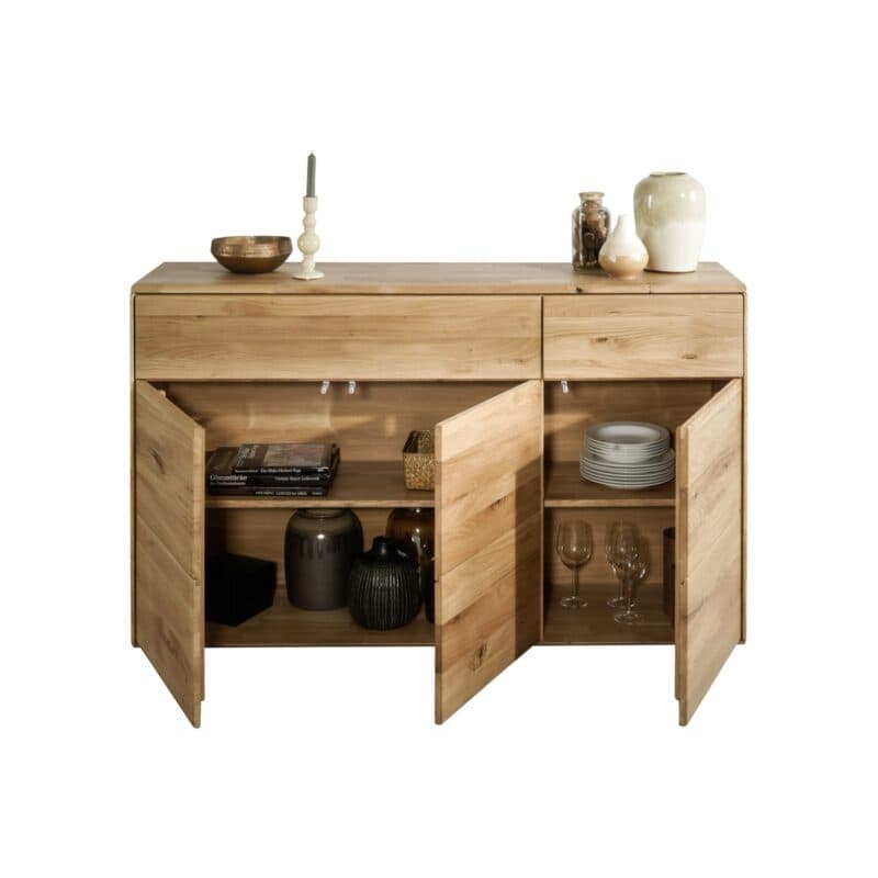 Liadomo Genf Kommode III aus Wildeiche massiv geölt mit 3 Türen und 2 Schubkästen, offen.