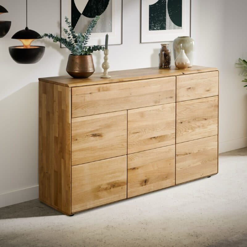 Liadomo Genf Kommode III aus Wildeiche massiv geölt mit 3 Türen und 2 Schubkästen - Wohnbeispiel