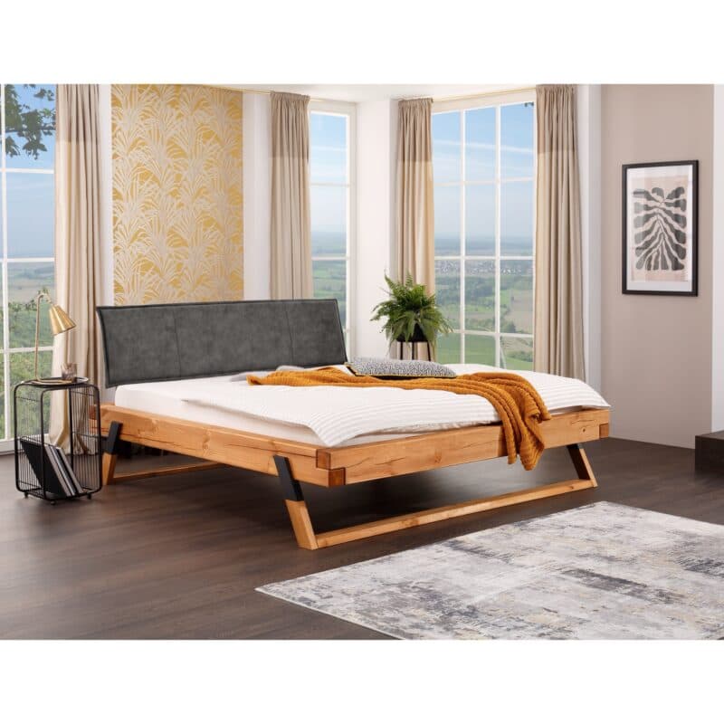 Greenfield Balkenbett mit Polsterkopfteil und Holzkufe Kiefer massiv und Absetzung Metall anthrazit – Wohnbeispiel