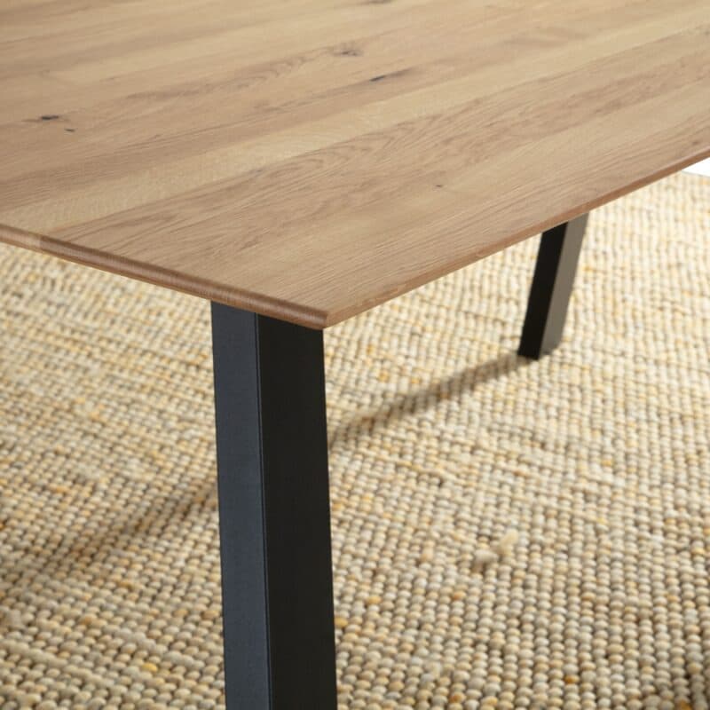 Liadomo Grenoble Nahaufnahme Tischplatte Wildeiche massiv geölt mit schweizer Kante