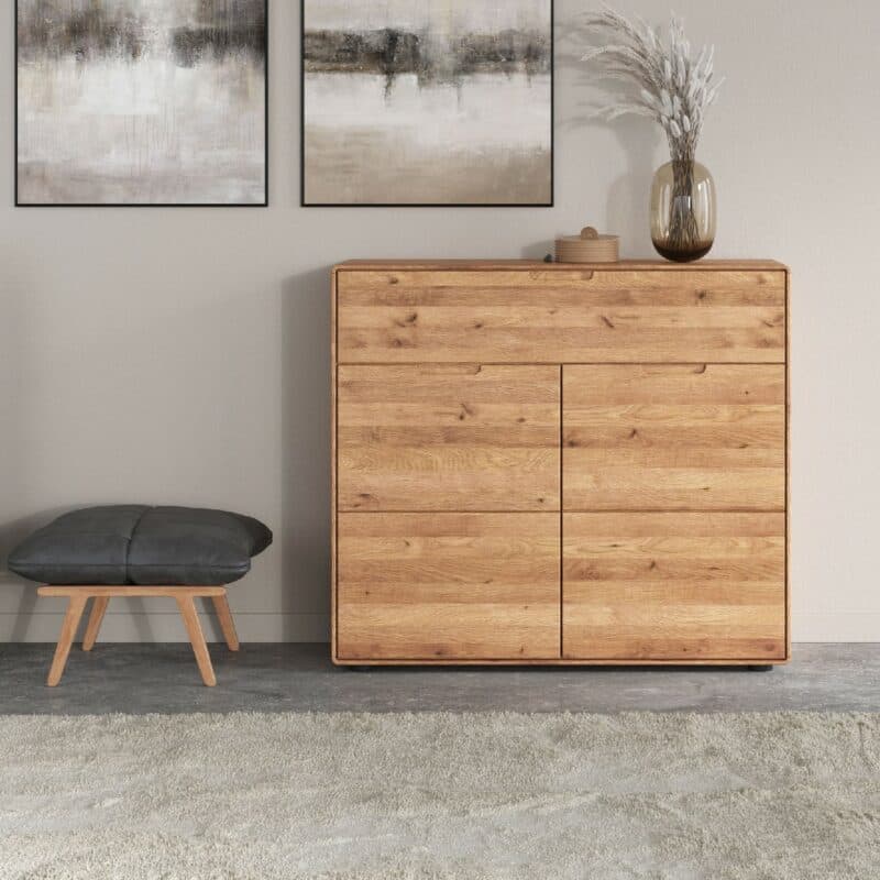 Liadomo Genua Kommode II aus Wildeiche massiv geölt mit 2 Türen und 1 Schublade – Wohnbeispiel