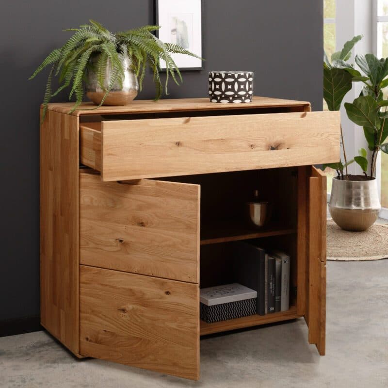 Liadomo Genua Kommode II aus Wildeiche massiv geölt mit 2 Türen und 1 Schublade, Wohnbeispiel.