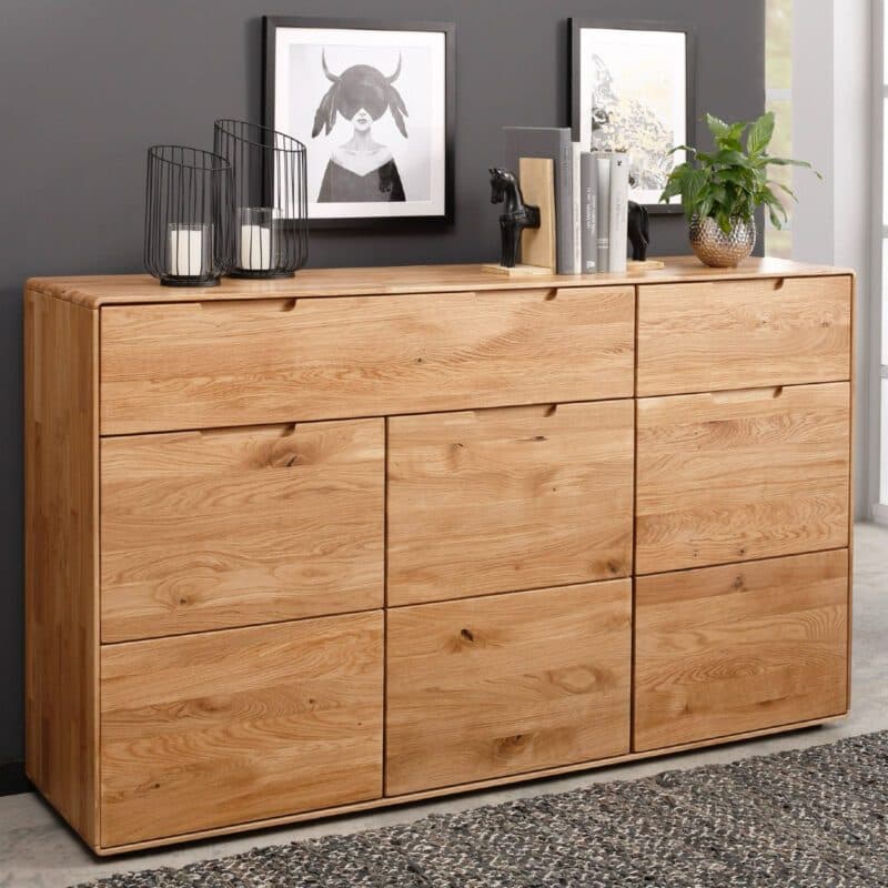 Liadomo Genua Kommode III aus Wildeiche massiv geölt mit 3 Türen und 2 Schubladen – Wohnbeispiel.